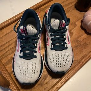 Women’s Brooks Glycerin Running sneakers. Worn once. Size 8.